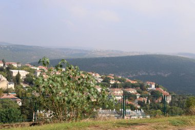 İsrail 'in kuzeyindeki Akdeniz kıyısında küçük bir kasabada kış manzarası 