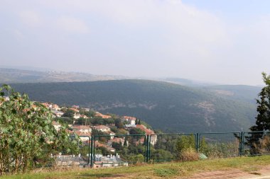 İsrail 'in kuzeyindeki Akdeniz kıyısında küçük bir kasabada kış manzarası 