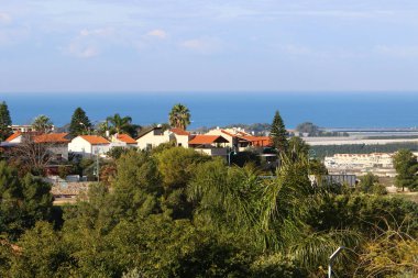 İsrail 'in kuzeyindeki Akdeniz kıyısında küçük bir kasabada kış manzarası 