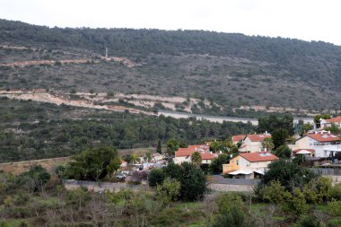 İsrail 'in kuzeyindeki Akdeniz kıyısında küçük bir kasabada kış manzarası 