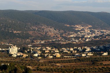 İsrail 'in kuzeyindeki Akdeniz kıyısında küçük bir kasabada kış manzarası 