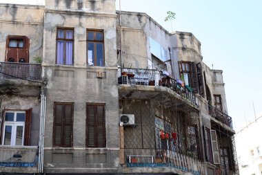 İsrail 'in Akdeniz kıyısındaki büyük Tel Aviv şehrinin sokaklarında gezinmek 