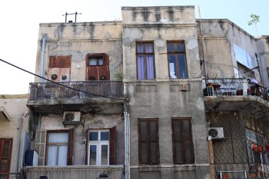 İsrail 'in Akdeniz kıyısındaki büyük Tel Aviv şehrinin sokaklarında gezinmek 