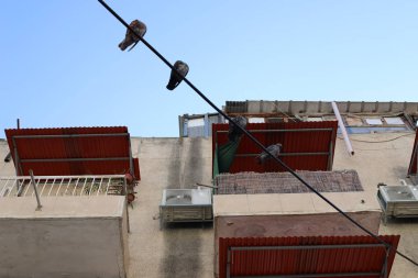 İsrail 'in Akdeniz kıyısındaki büyük Tel Aviv şehrinin sokaklarında gezinmek 