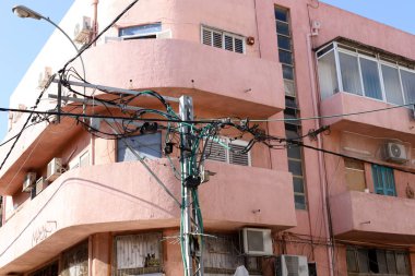 İsrail 'in Akdeniz kıyısındaki büyük Tel Aviv şehrinin sokaklarında gezinmek 