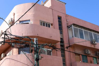 İsrail 'in Akdeniz kıyısındaki büyük Tel Aviv şehrinin sokaklarında gezinmek 