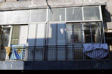 İsrail 'in Akdeniz kıyısındaki büyük Tel Aviv şehrinin sokaklarında gezinmek 