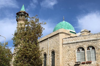 İsrail 'in Akdeniz kıyısındaki büyük Tel Aviv şehrinin sokaklarında gezinmek 