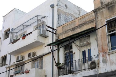 İsrail 'in Akdeniz kıyısındaki büyük Tel Aviv şehrinin sokaklarında gezinmek 