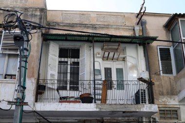 İsrail 'in Akdeniz kıyısındaki büyük Tel Aviv şehrinin sokaklarında gezinmek 