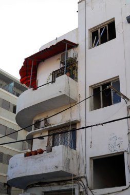 İsrail 'in Akdeniz kıyısındaki büyük Tel Aviv şehrinin sokaklarında gezinmek 