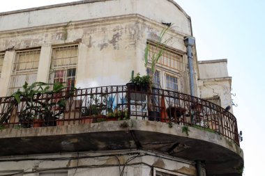 İsrail 'in Akdeniz kıyısındaki büyük Tel Aviv şehrinin sokaklarında gezinmek 