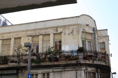 İsrail 'in Akdeniz kıyısındaki büyük Tel Aviv şehrinin sokaklarında gezinmek 