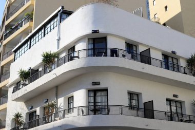 İsrail 'in Akdeniz kıyısındaki büyük Tel Aviv şehrinin sokaklarında gezinmek 