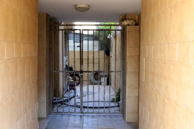 İsrail 'in Akdeniz kıyısındaki büyük Tel Aviv şehrinin sokaklarında gezinmek 