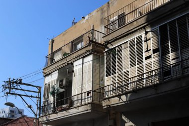 İsrail 'in Akdeniz kıyısındaki büyük Tel Aviv şehrinin sokaklarında gezinmek 