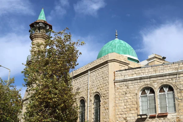 İsrail 'in Akdeniz kıyısındaki büyük Tel Aviv şehrinin sokaklarında gezinmek 