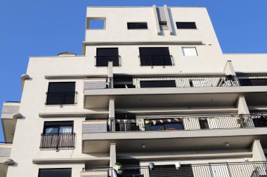 İsrail 'in Akdeniz kıyısındaki büyük Tel Aviv şehrinin sokaklarında gezinmek 