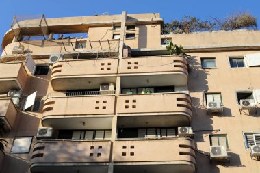 İsrail 'in Akdeniz kıyısındaki büyük Tel Aviv şehrinin sokaklarında gezinmek 