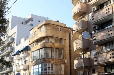 İsrail 'in Akdeniz kıyısındaki büyük Tel Aviv şehrinin sokaklarında gezinmek 