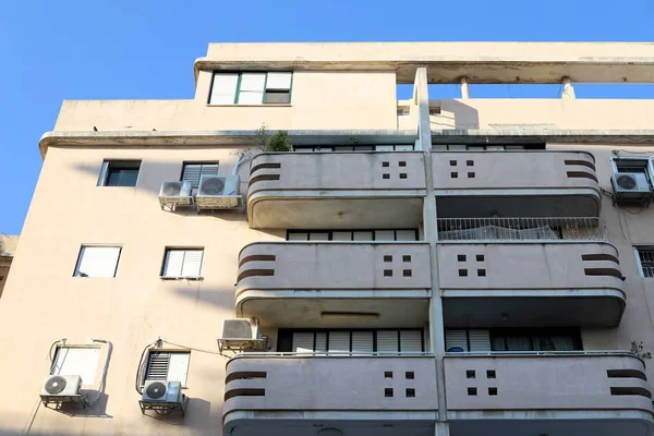 İsrail 'in Akdeniz kıyısındaki büyük Tel Aviv şehrinin sokaklarında gezinmek 