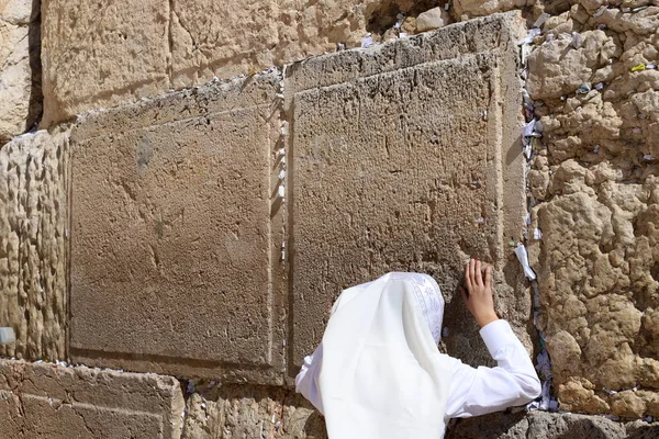 嘆きの壁はエルサレム旧市街の神殿の山の西斜面の周りの古代の壁の一部です — ストック写真