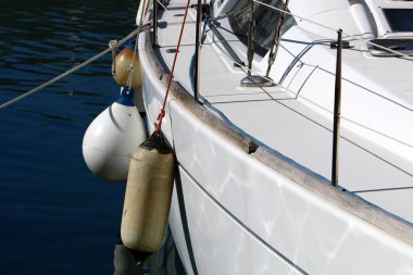 İsrail 'in Tel Aviv kentindeki limandaki tekne ve yatlar için demirlemiş. 