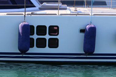 İsrail 'in Tel Aviv kentindeki limandaki tekne ve yatlar için demirlemiş. 