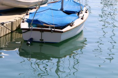 İsrail 'in Tel Aviv kentindeki limandaki tekne ve yatlar için demirlemiş. 