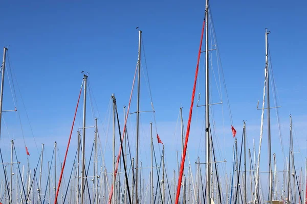 以色列特拉维夫海湾地中海沿岸的桅杆 — 图库照片