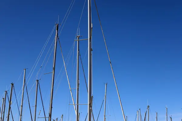 以色列特拉维夫海湾地中海沿岸的桅杆 — 图库照片