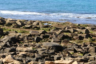 İsrail devletinin kuzeyindeki Akdeniz kıyılarında taşlar bulunuyordu. 