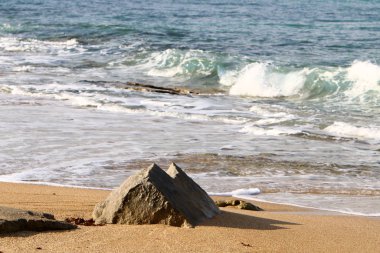 İsrail devletinin kuzeyindeki Akdeniz kıyılarında taşlar bulunuyordu. 