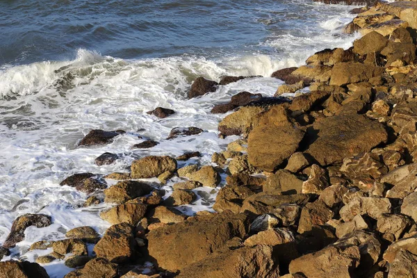 Srail Devletinin Kuzeyindeki Akdeniz Kıyılarında Taşlar Bulunuyordu — Stok fotoğraf