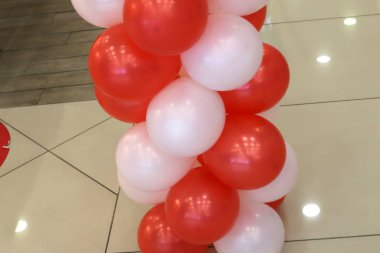 Mağazada dekorasyon için renkli şişirilebilir balonlar 