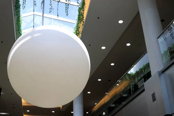 Mağazada Dekorasyon Için Renkli Şişirilebilir Balonlar — Stok fotoğraf