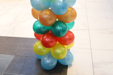 Mağazada dekorasyon için renkli şişirilebilir balonlar 