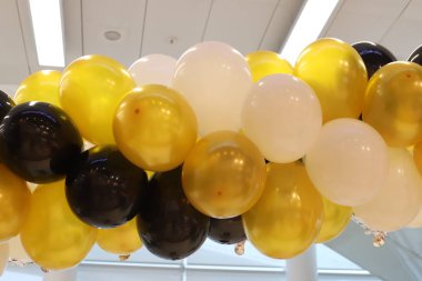 Mağazada dekorasyon için renkli şişirilebilir balonlar 