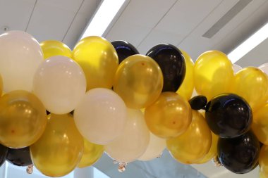 Mağazada dekorasyon için renkli şişirilebilir balonlar 