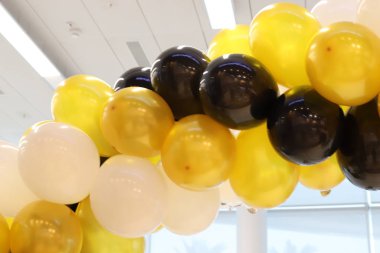 Mağazada dekorasyon için renkli şişirilebilir balonlar 