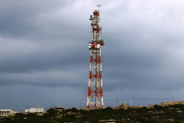 Fém Elektromos Rúd Áramszigetelőkkel Vezetékekkel Amelyen Keresztül Áramlás Folyik Észak — Stock Fotó