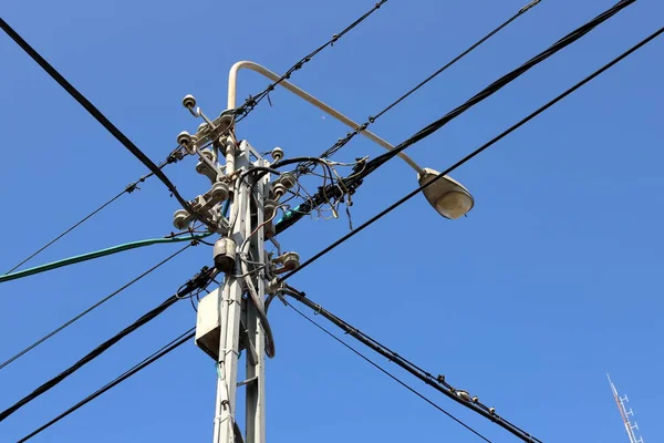 Ein Metallmast Mit Stromisolatoren Und Drähten Durch Die Strom Fließt — Stockfoto