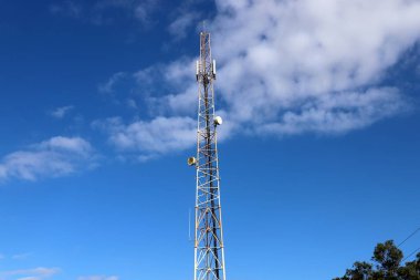 Kuzey İsrail 'e akım akışının kurulduğu yalıtkan ve kablolardan oluşan metal bir elektrik direği.. 