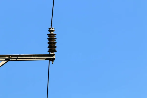 Poste Eléctrico Metal Con Aisladores Corriente Cables Través Del Cual —  Fotos de Stock