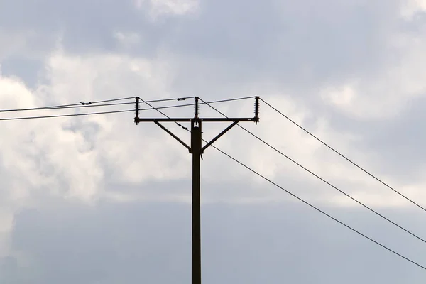 Een Metalen Elektrische Paal Met Stroomisolatoren Draden Waardoor Stroom Noord — Stockfoto