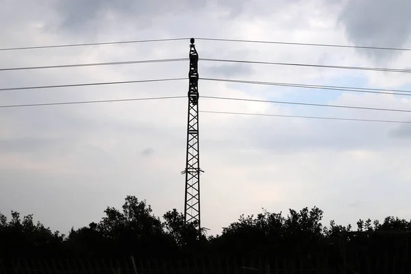 Elektrisk Metallstolpe Med Strömisolatorer Och Ledningar Genom Vilka Strömflöden Installeras — Stockfoto