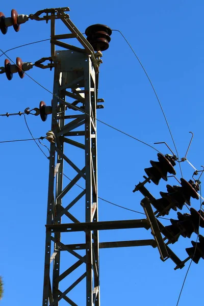 Poste Eléctrico Metal Con Aisladores Corriente Cables Través Del Cual —  Fotos de Stock