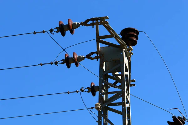 Poste Eléctrico Metal Con Aisladores Corriente Cables Través Del Cual — Foto de Stock