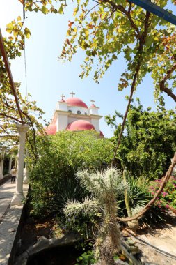 İsrail 'deki Celile Denizi kıyısındaki 12 Havarinin Yunan Katedrali Tapınağı. Tapınak Kırmızı Kubbeleri 