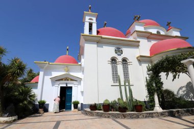 İsrail 'deki Celile Denizi kıyısındaki 12 Havarinin Yunan Katedrali Tapınağı. Tapınak Kırmızı Kubbeleri 